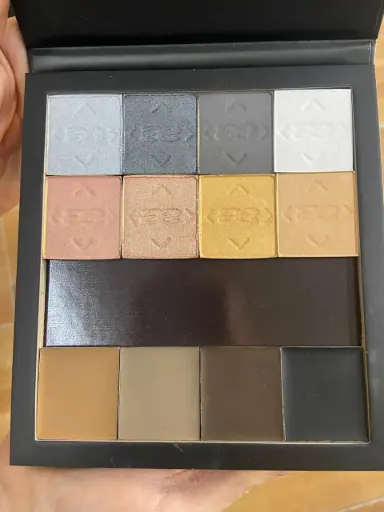 Paleta de 8 sombras + 4 pomadas de cejas Idraet